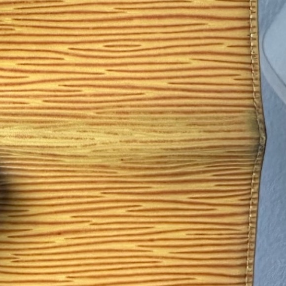 ‼️SOLD‼️Authentic Louis Vuitton Epi Card Holder - Picture 10 of 12